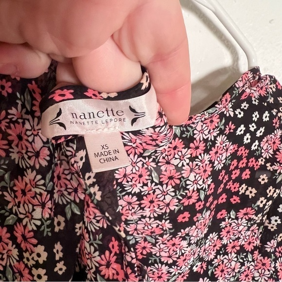 NANETTE Nanette Lepore Printed Ruffle Blouse Black Floral - Picture 14 of 15